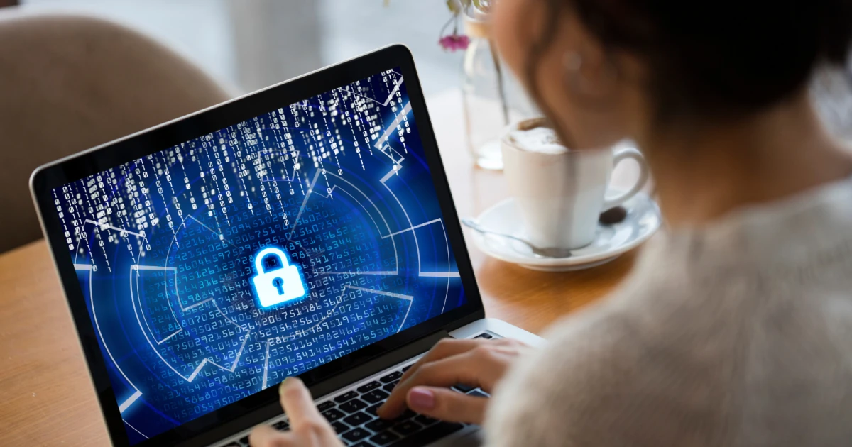 10 zasad cyberbezpieczeństwa. Proste nawyki mogą ochronić dane i pieniądze