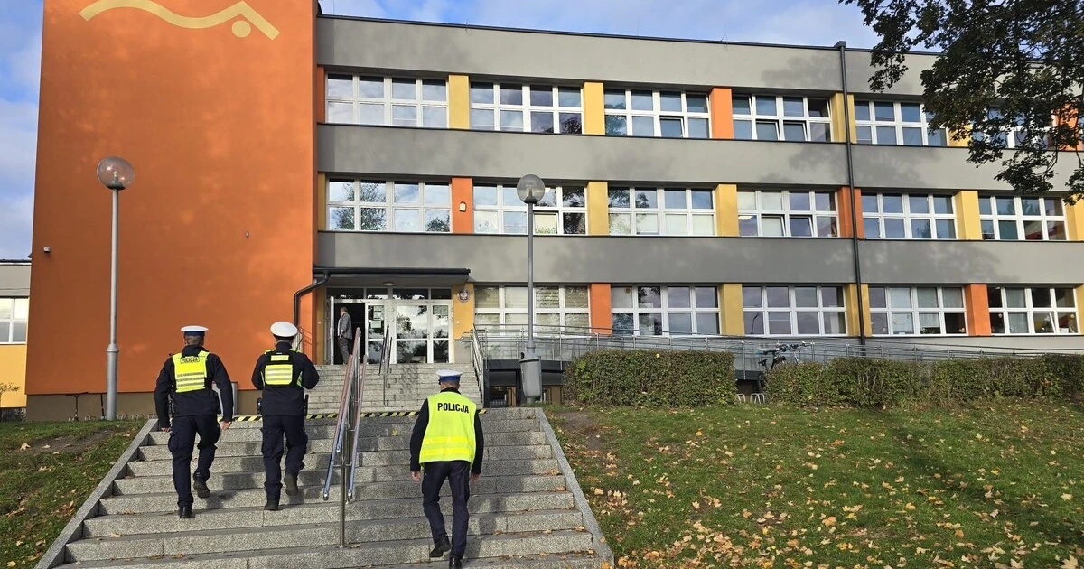 patrole policji wokół szkół