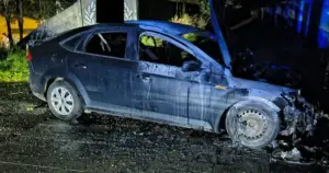 Wjechał w garaże, auto stanęło w płomieniach. Kierowca miał dożywotni zakaz i 2 promile