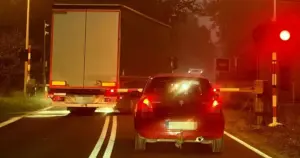 O krok od tragedii na przejeździe w Szymocicach. Ciężarówka wjechała pod opuszczaną rogatkę