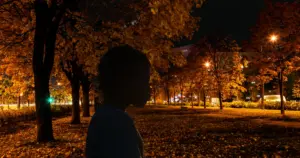 Dzieci po zmroku same na podwórku. Pijana matka zasnęła w domu