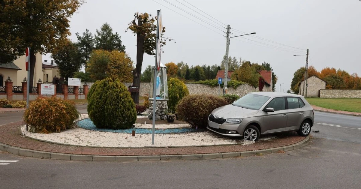 Zostawił auto na rondzie