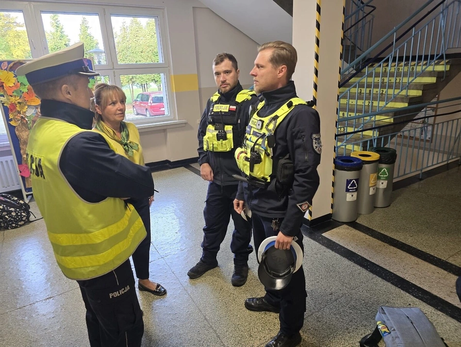 Wzmożone patrole policji wokół śląskich szkół. Mundurowi apelują o spokój i nieukazywanie niesprawdzonych informacji