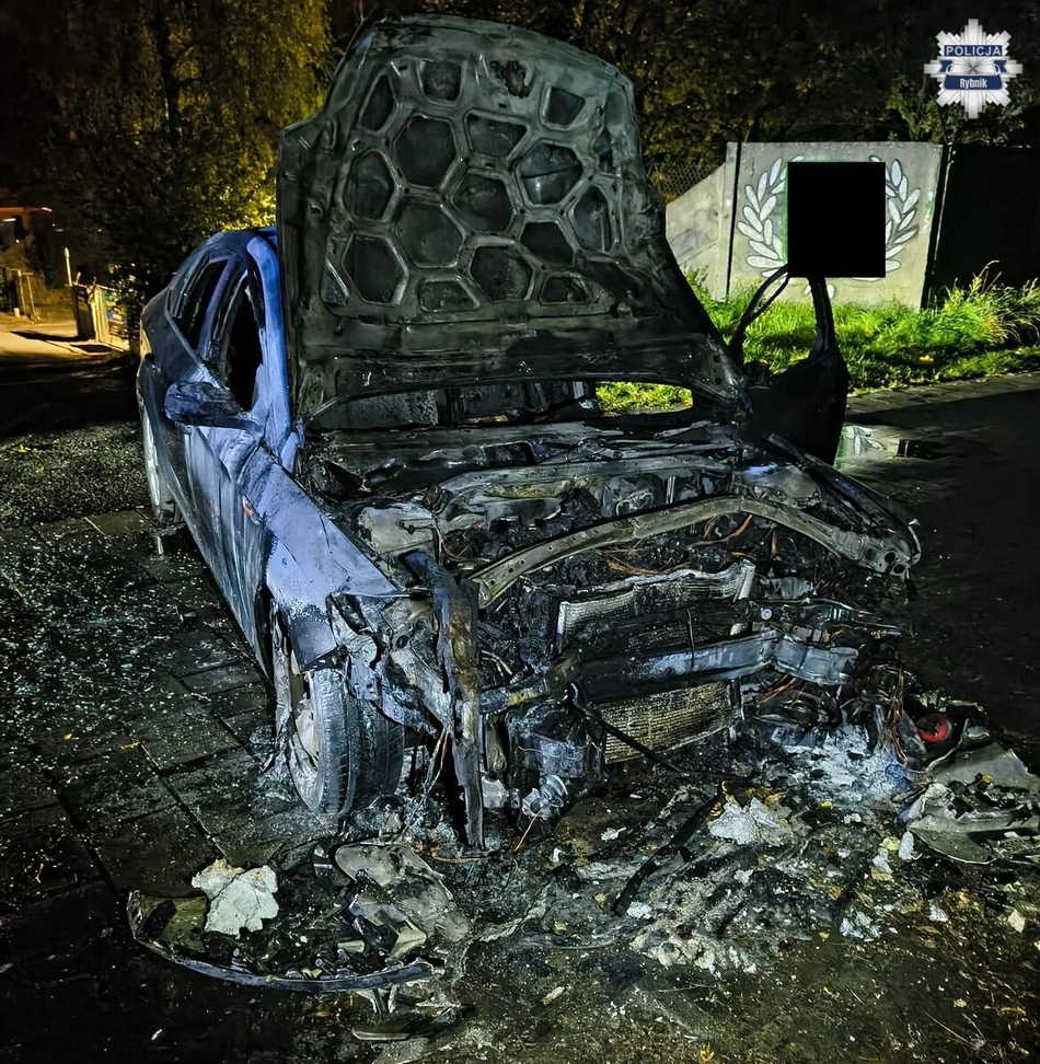 Wjechał w garaże, auto stanęło w płomieniach. Kierowca miał dożywotni zakaz i 2 promile