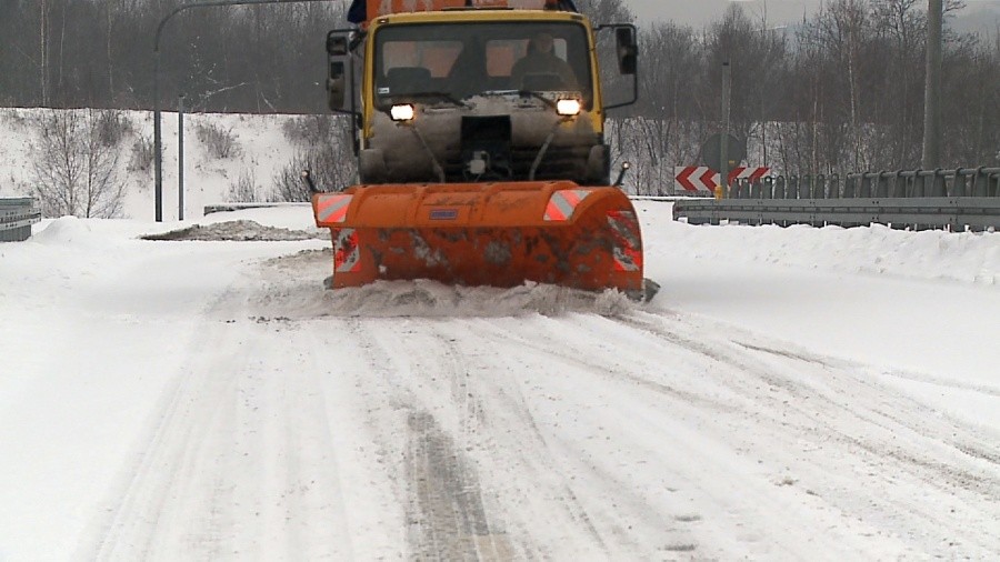 Fatalne warunki na drogach w województwie śląskim. Po obfitych opadach śniegu na większości dróg w regionie zalega spora warstwa błota pośniegowego